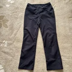 黒のストレートパンツ