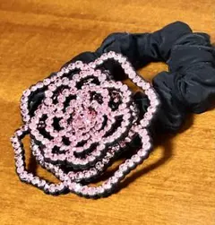 ラインストーンがちりばめられたシャネルカメリア ベルベット ヘアゴム ノベルティ