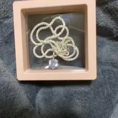 シンプルな金属製ネックレス