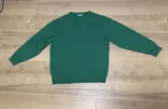 緑のクルーネックニットセーター