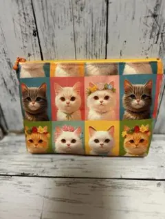 猫デザインのカラフルポーチ