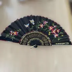 花と蝶の刺繍入り扇子 ブラックのサムネイル