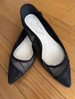 Zaraビジュー付きブラックフラットシューズ