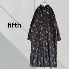 fifth 花柄 ロングワンピース 大きめ 黒 アコ―ディオンプリ―ツ フリル襟