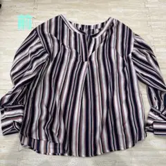 ★ストライプ Vネック　柔らか素材の長袖シャツ　Ｍサイズ
