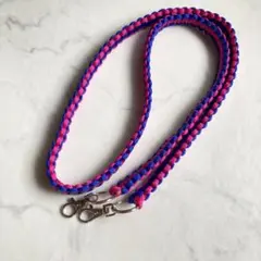 ハンドメイド ピンク ブルー のスマホショルダーストラップ