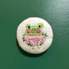 カエルの刺繍ブローチ