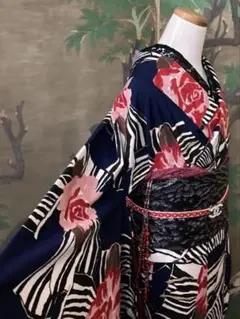 気品と情熱を纏う　華やかに　そして美しい　バラ柄振り袖　着物　モダンのサムネイル