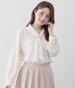 index ホワイトリボン付き長袖ブラウス　着用一度のみ美品のサムネイル