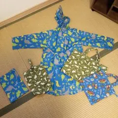 恐竜柄キルティングバッグ、上靴れ、レインコート120と車柄ミニバッグ4点セット