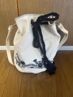 巾着　ショルダーバッグ　巾着バック　花柄刺繍　アイボリー