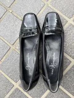 月末40％オフGINZA Kanematsu エナメル ローファー黒21.5のサムネイル