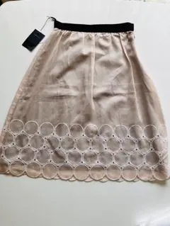 新品ベージュ 膝丈スカート サークル刺繍のサムネイル