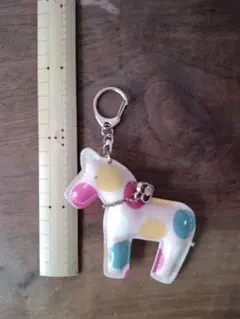 カラフルな馬型キーホルダー