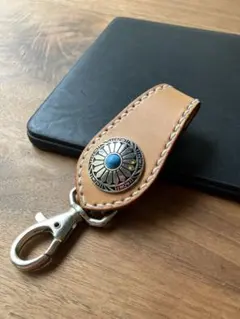【ヌメ革】ターコイズ風コンチョ付きベルトループレザーキーホルダー／ナスカン