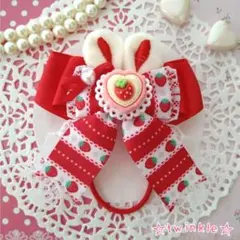 【ꫛᥱꪝ☆】ハンドメイド☆うさ耳リボンヘアゴム(赤いちご)☆一つ結び用