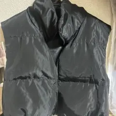 黒のダウンベスト