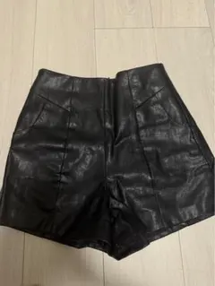 黒 合成皮革 ハイウエストショートパンツ