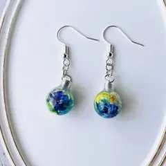 《レジン》ピアス / 花電球の耳飾り（シルバー）