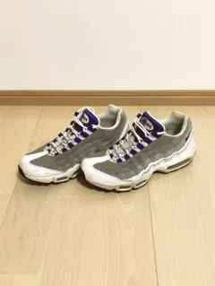 グレー スニーカー