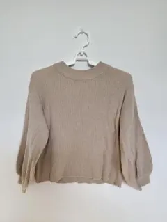 リブ編みベージュニット トップスバルーン袖レディーストップス