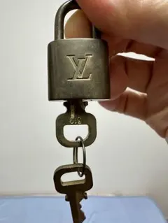 LOUIS VUITTON パドロック カデナ 鍵付き 2個セット ハンガー - メルカリ