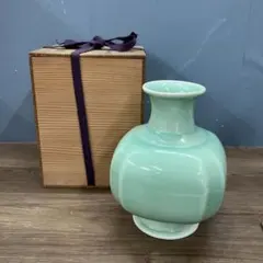 小笠原長春作 青磁花瓶 伊万里焼 鍋島 在銘 花入 共箱 骨董品 稀少 小笠原長春作 青磁花瓶 伊万里焼 鍋島 在銘 花入 共箱 骨董品 稀少