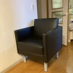 黒い合成皮革アームチェア