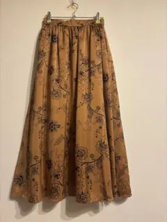 サテン地のスカート