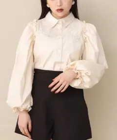 ナイスクラップ　袖ボリューム刺繍ブラウス　アイボリー