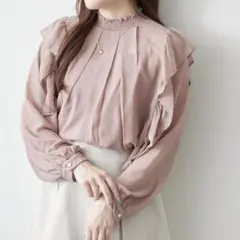 【上品な透け感】衿シャーリングフリルブラウス　くすみピンク