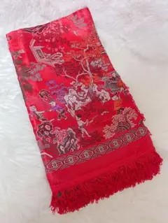 赤い伝統的マルチカバー