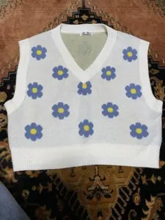 青い花柄白ニットベスト