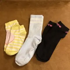 キッズ靴下3足セット（イエロー、ブルー、ブラック）　22-24cm