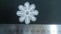 (NM068)直径約４ｃｍ。白のケミカルレースの花モチーフ(15枚)