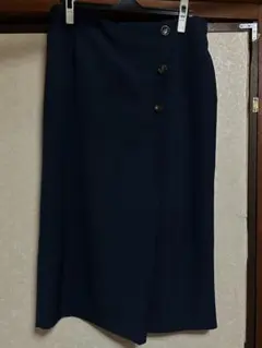 ネイビー ボタン付きＩラインスカート