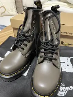 Dr. Martens 8ホール ブーツ カーキ