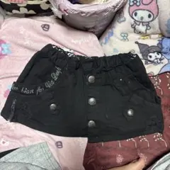 黒いボタン付きハーフパンツ