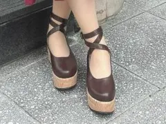 クロスストラップ厚底パンプスのサムネイル