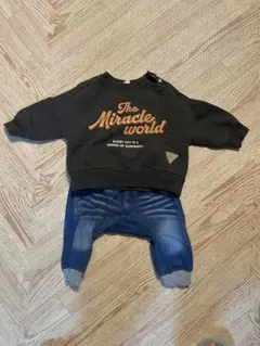 スウェットシャツとデニムパンツセット