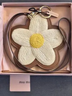 【新品未使用】miu miu 花型 チャーム
