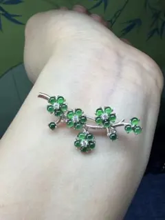 新入荷❣️天然本翡翠　ロウカン質翡翠　上品、華やかい一輪の梅枝ブローチ　鑑定書付き