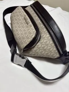 【美品・正規品】MKシグネチャー ボディバ ウエストバッグ 37U1LCOY9Bのサムネイル