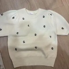 しまむら　花柄刺繍パフスリーブニット 半袖 クリーム色