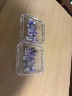 紫の装飾付きネイルチップ2セット
