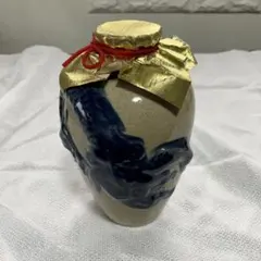 青い釉薬の陶器の壺
