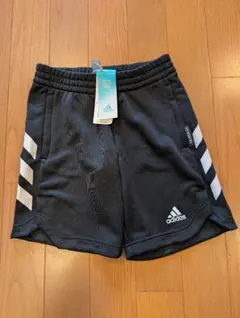 adidasアディダス 黒ハーフパンツ 140cm新品