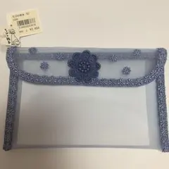 青いメッシュポーチ 花の刺繍付き