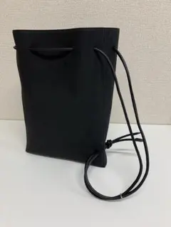 ハトメ巾着袋、大サイズ、小シボ型押し牛革、ブラック、【訳あり