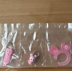 値下げ‼️モモ TWICE LOVELYS アクリルカラビナフロッキーガチャ